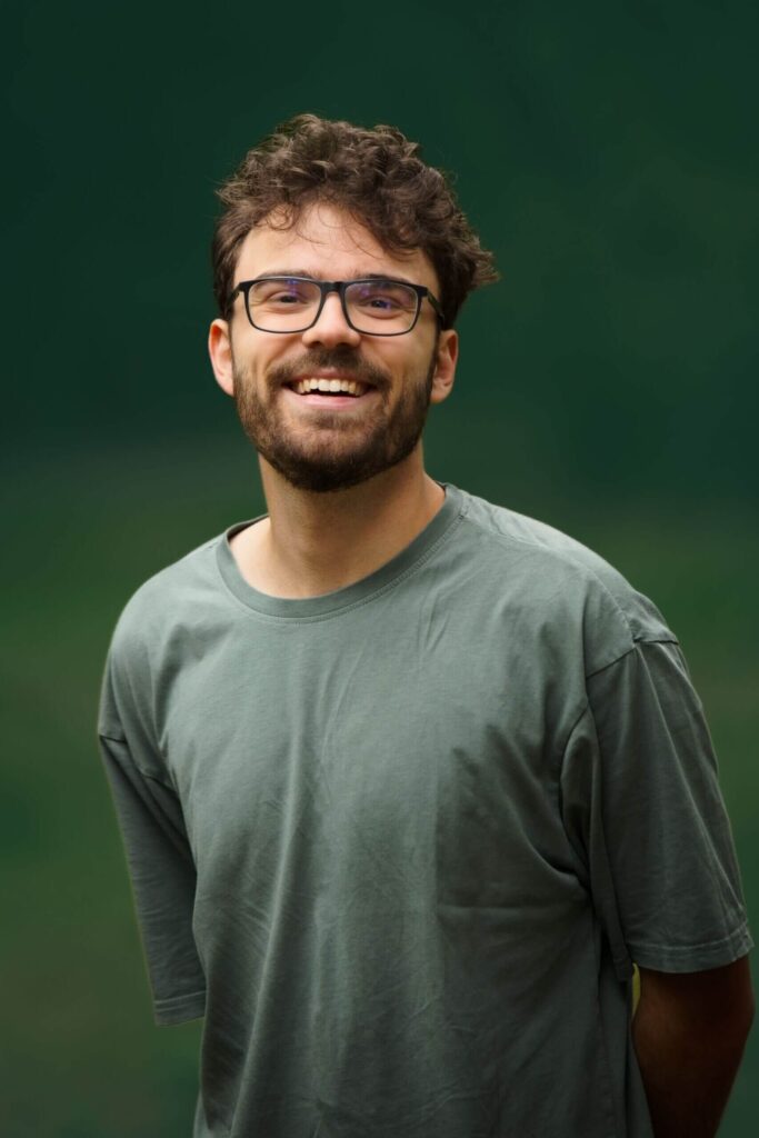 Videoproduktion Frankfurt - Portrait von Freelancer Tim - Hintergrund stärker grün gestaltet