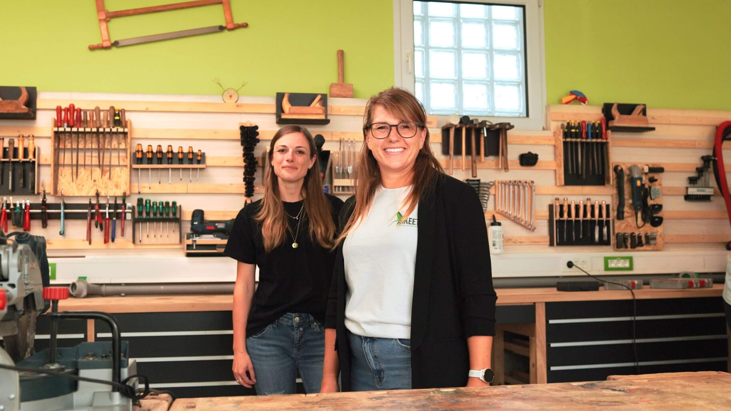 Videoprodution Frankfurt - Bild für das Testimonial, in dem die beiden Geschäftsführerinnen von Rakeet Makerspace über die Zusammenarbeit mit Feelgood Frames reden.